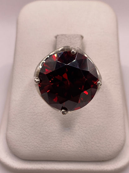 Anillo solitario de plata .925 con circonia roja facetada en estuche blanco