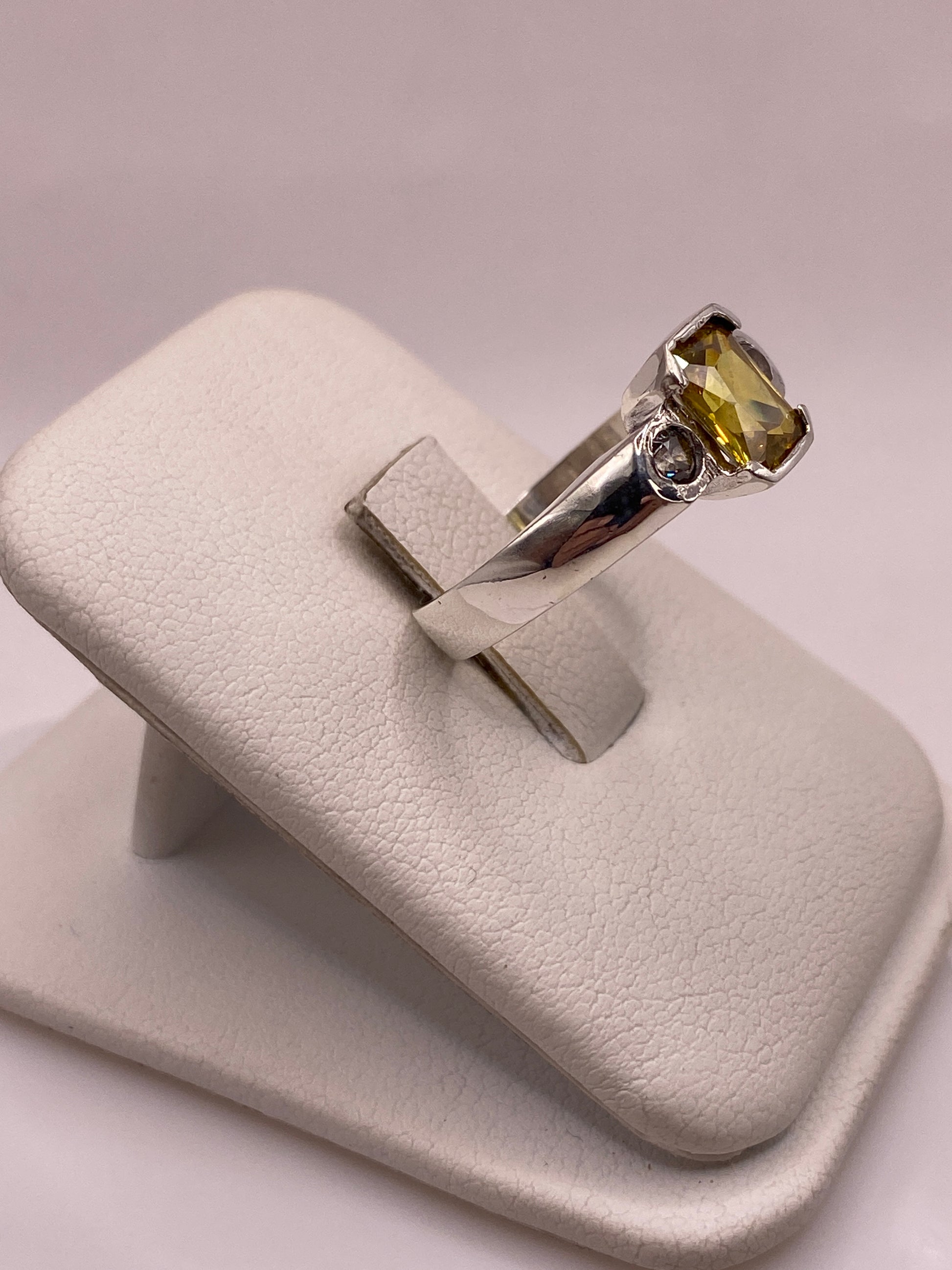 Anillo solitario circonia amarilla en vista lateral, mostrando banda pulida de plata .925