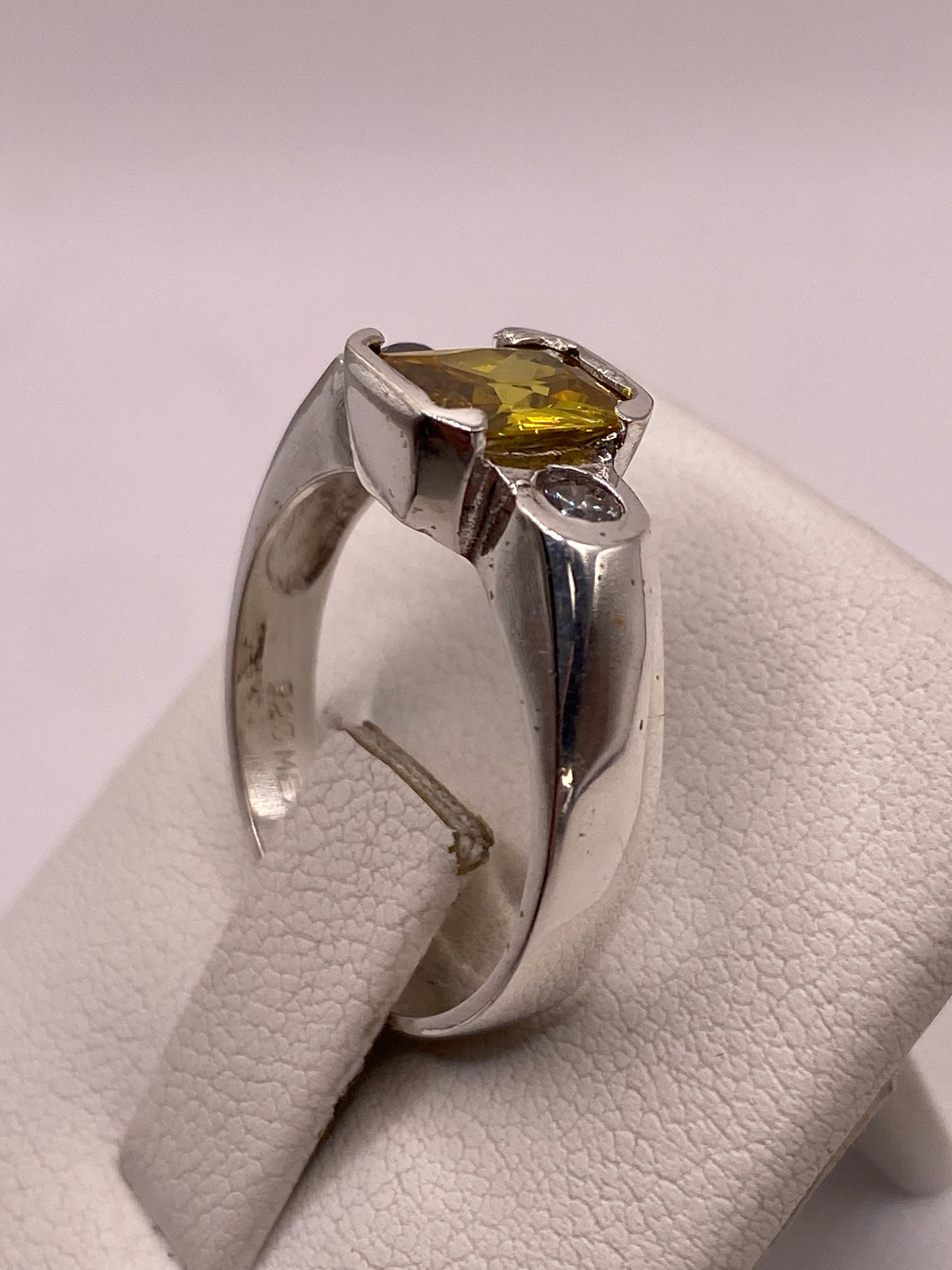 Detalle del engaste y la piedra amarilla verdosa con brillo brillante en plata Taxco