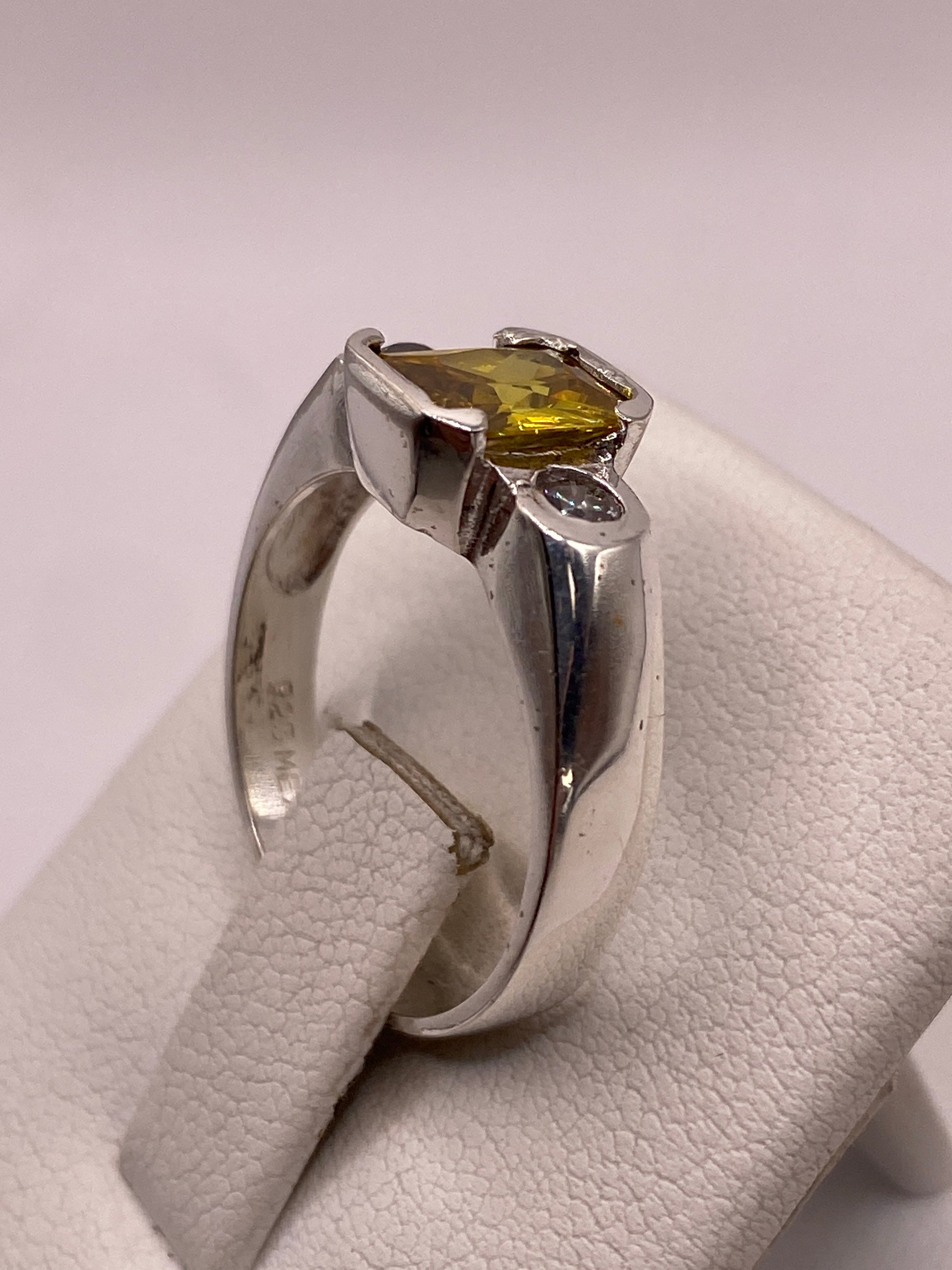 Detalle del engaste y la piedra amarilla verdosa con brillo brillante en plata Taxco