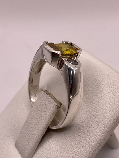 Detalle del engaste y la piedra amarilla verdosa con brillo brillante en plata Taxco