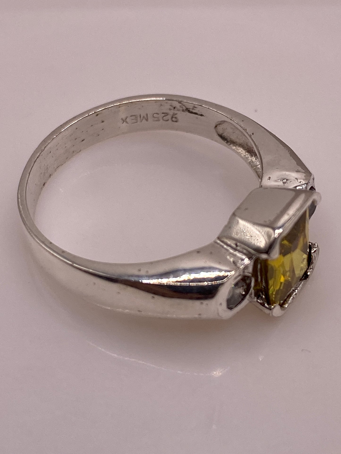 Anillo solitario en dedo, mostrando el tamaño real y cómo se ve en mano