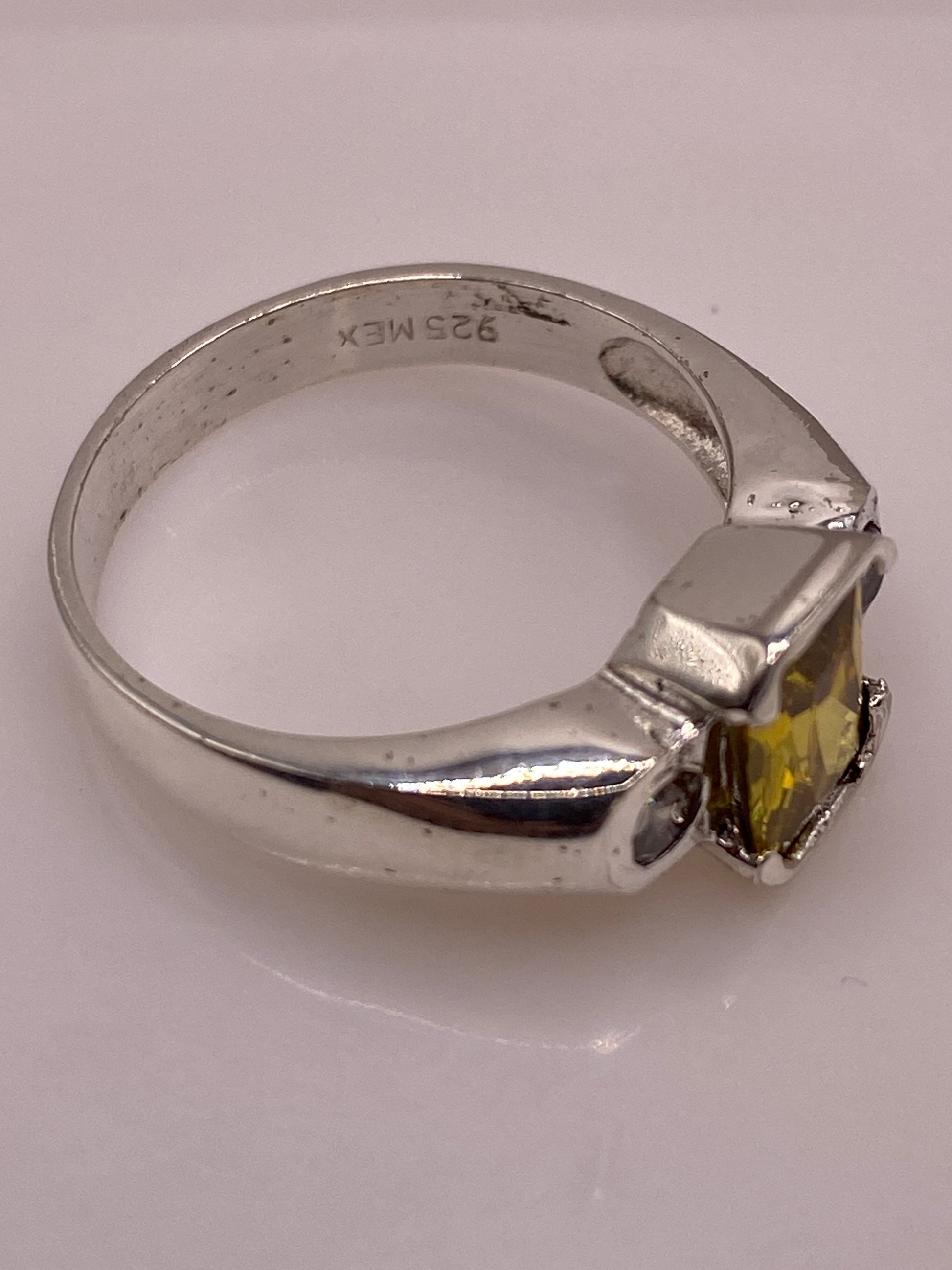 Anillo solitario en dedo, mostrando el tamaño real y cómo se ve en mano
