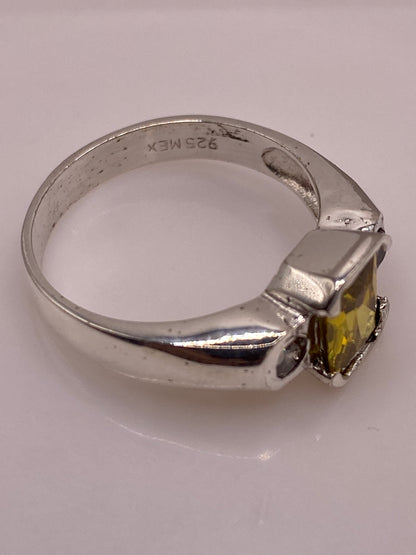 Anillo solitario en dedo, mostrando el tamaño real y cómo se ve en mano