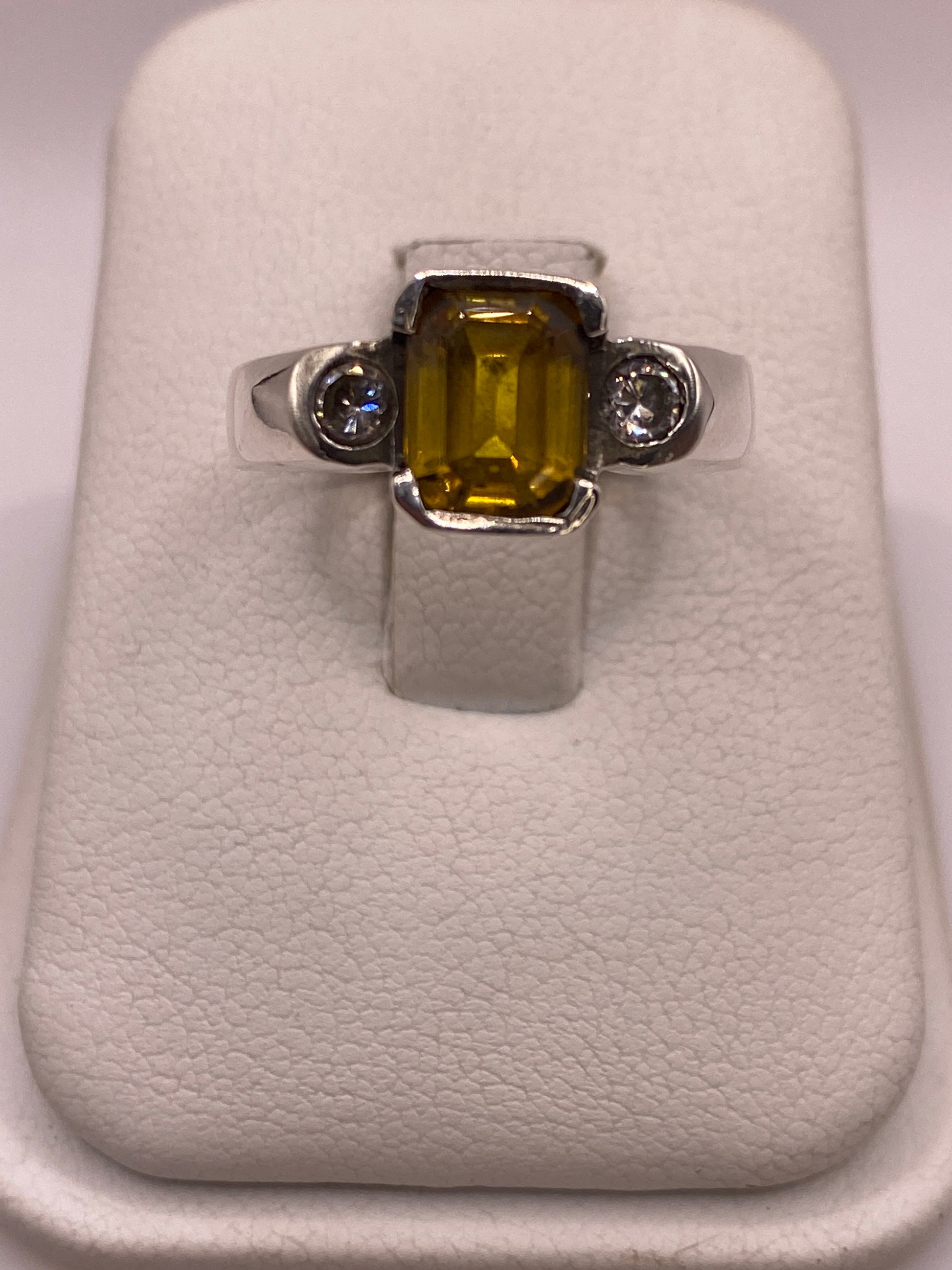 Anillo vintage de plata .925 con circonia amarilla central y dos brillos blancos laterales