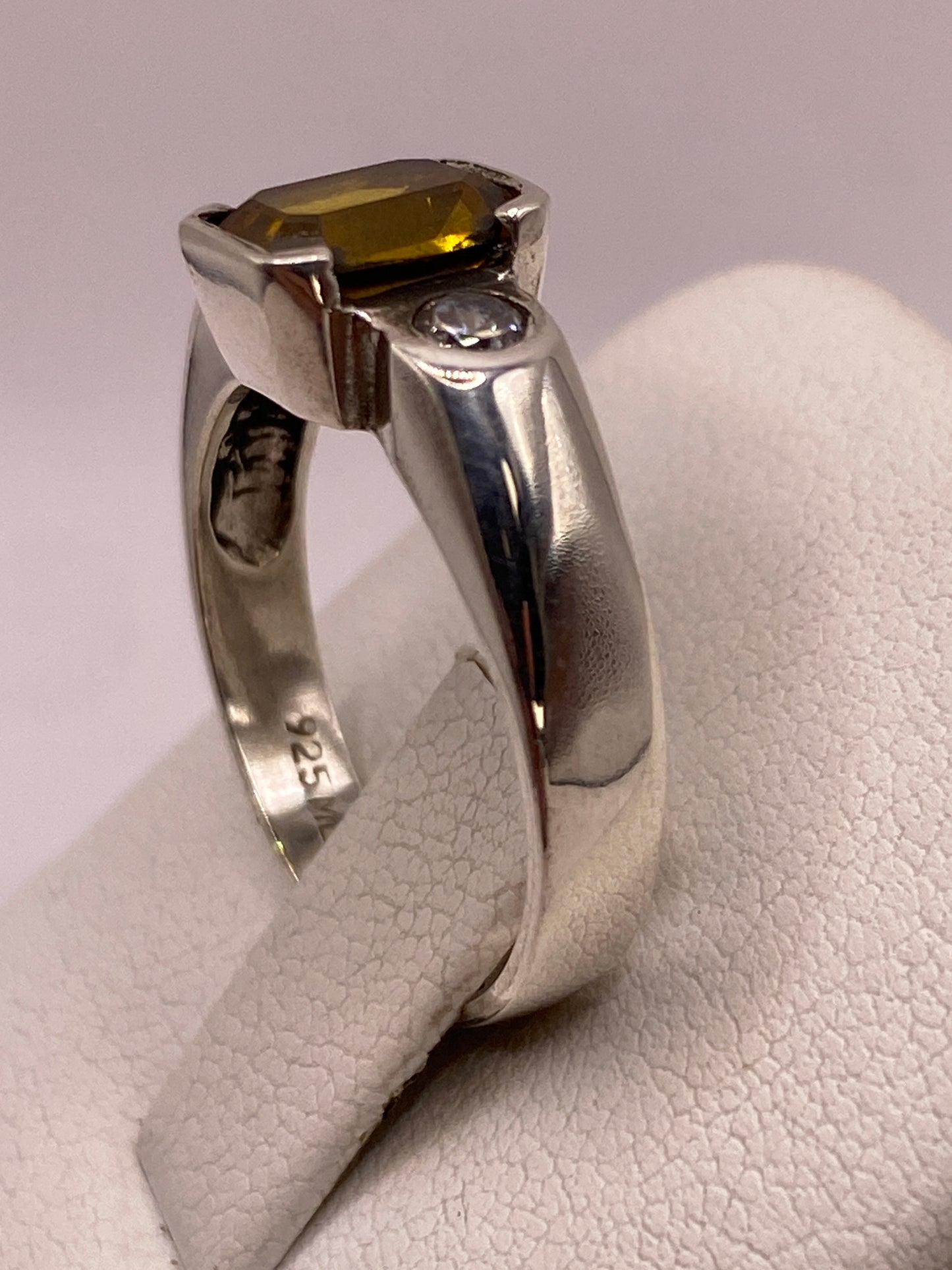 Anillo puesto en dedo mostrando el brillo cálido de la circonia amarilla