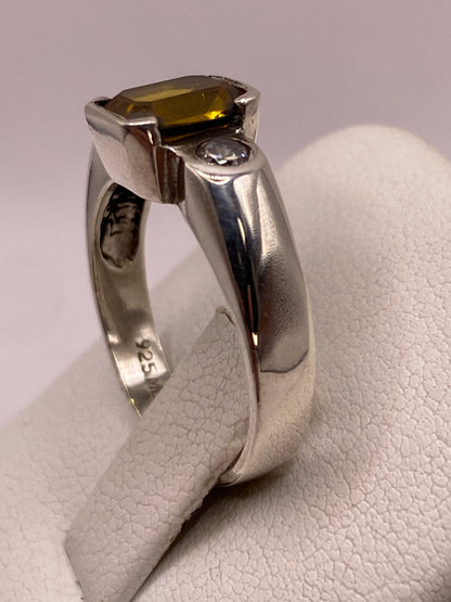 Anillo puesto en dedo mostrando el brillo cálido de la circonia amarilla