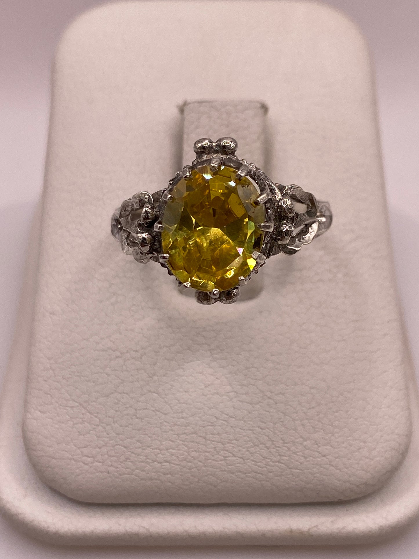 Anillo vintage de plata .925 con circonia amarilla dorada engastada en primer plano