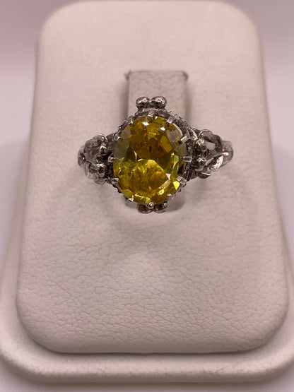 Anillo vintage de plata .925 con circonia amarilla dorada engastada en primer plano