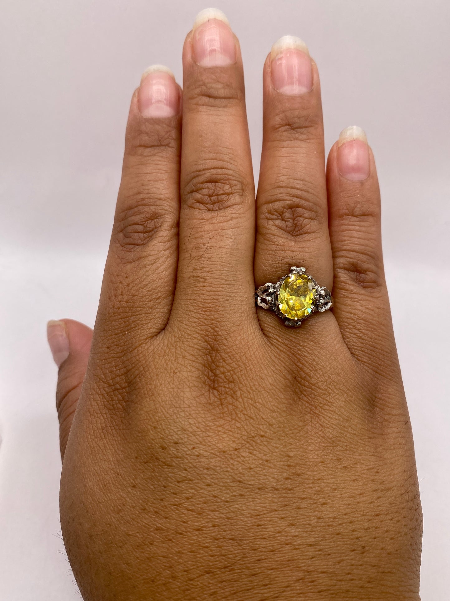 Anillo en mano femenina, mostrando el tamaño y brillo de la piedra en uso diario