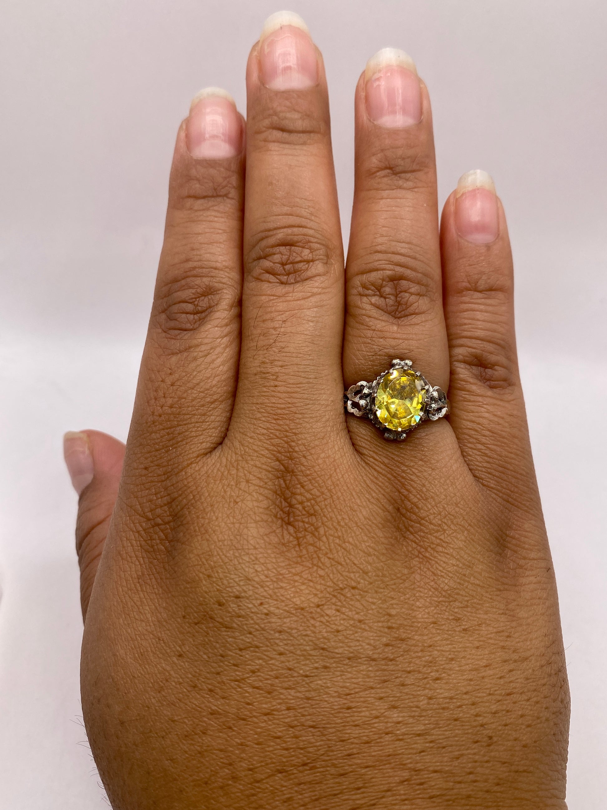 Anillo en mano femenina, mostrando el tamaño y brillo de la piedra en uso diario