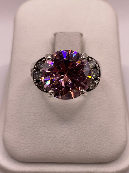 Anillo de plata coctel con circonia púrpura ovalada y pequenas circonias blancas laterales
