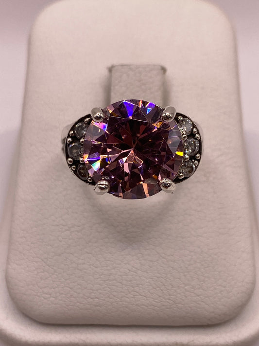 Anillo de plata coctel con circonia púrpura ovalada y pequenas circonias blancas laterales