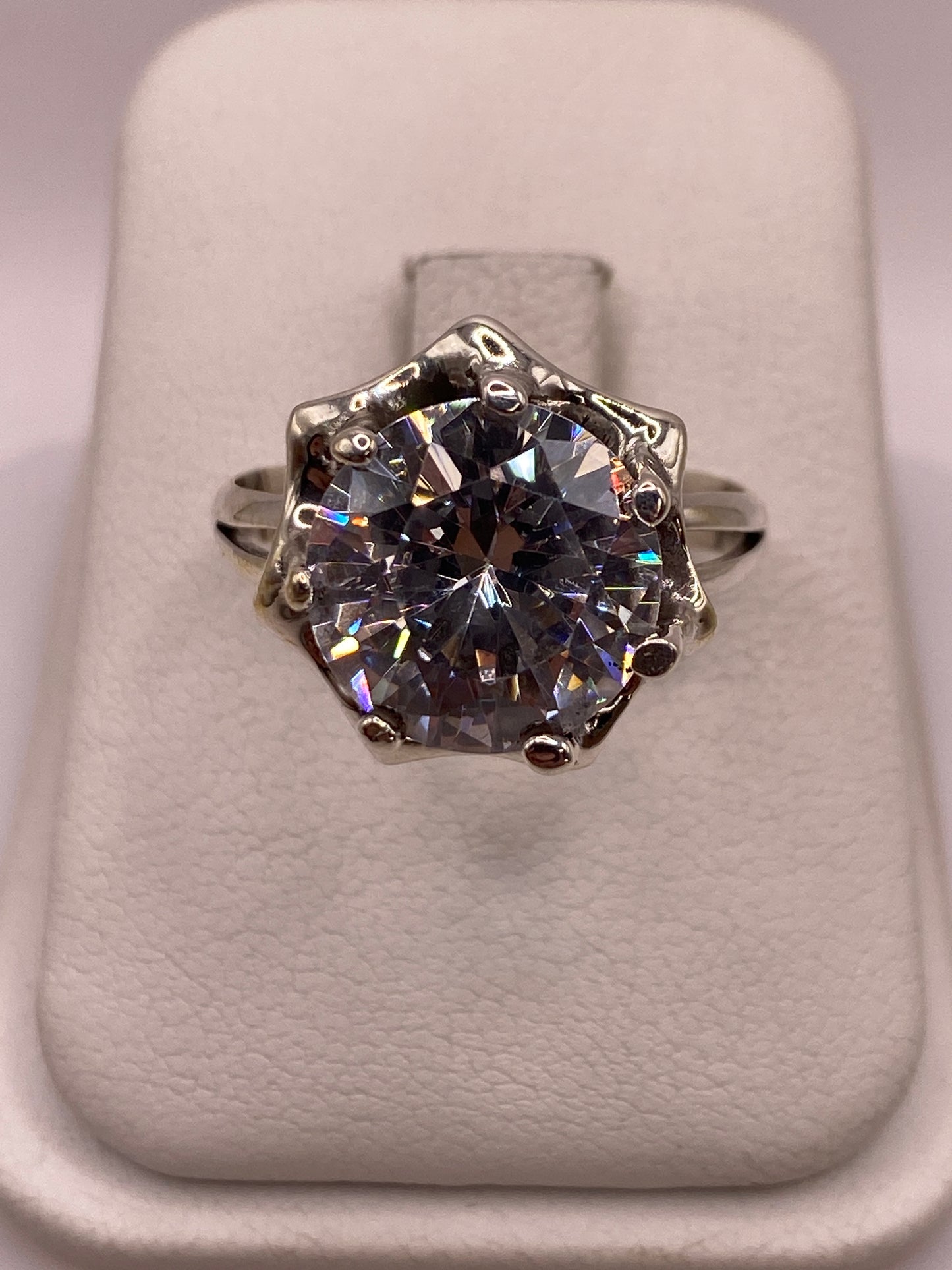 Anillo solitario de plata .925 con circonia blanca brillante, talla 9, en estuche