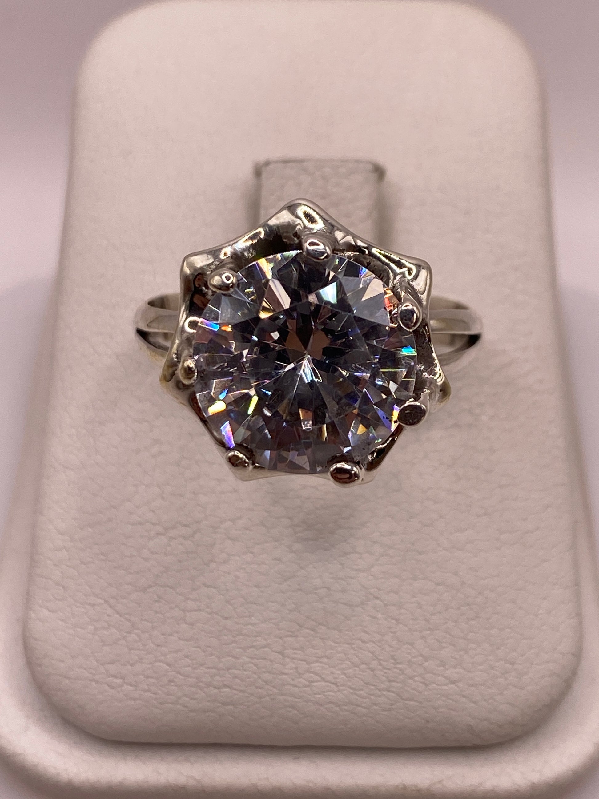 Anillo solitario de plata .925 con circonia blanca brillante, talla 9, en estuche