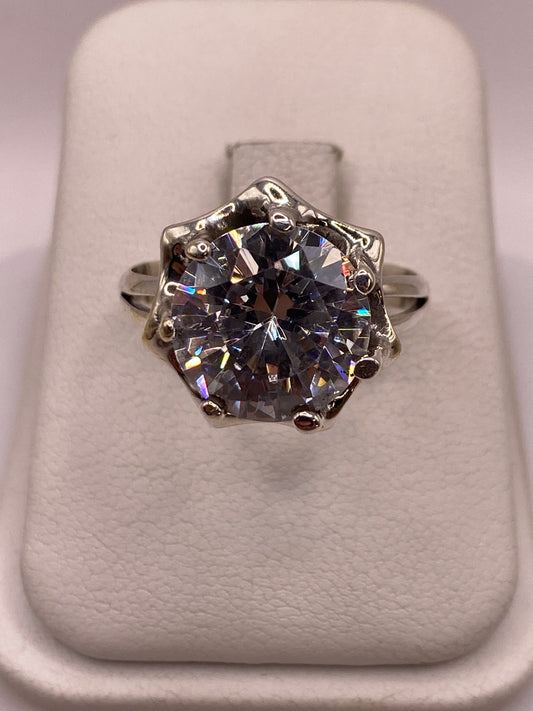 Anillo solitario de plata .925 con circonia blanca brillante, talla 9, en estuche