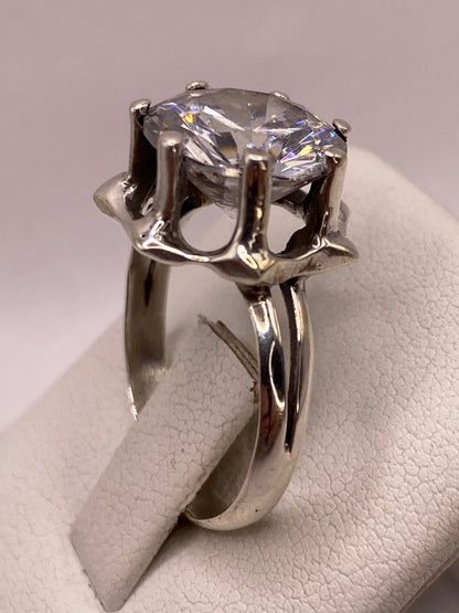 Anillo solitario puesto en la mano mostrando el brillo tipo diamante de la circonia