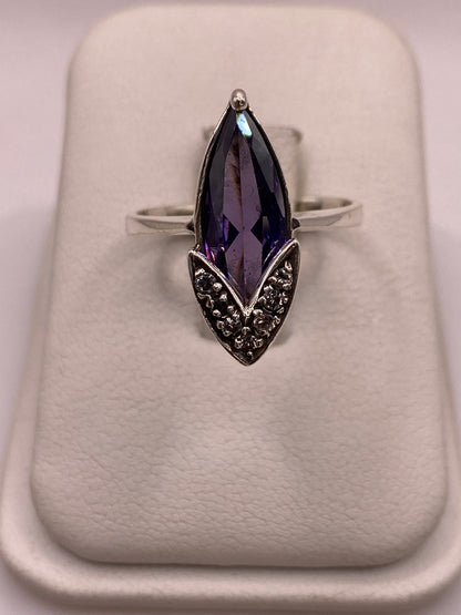 Anillo solitario de plata .925 con circonia morada facetada en forma marqués