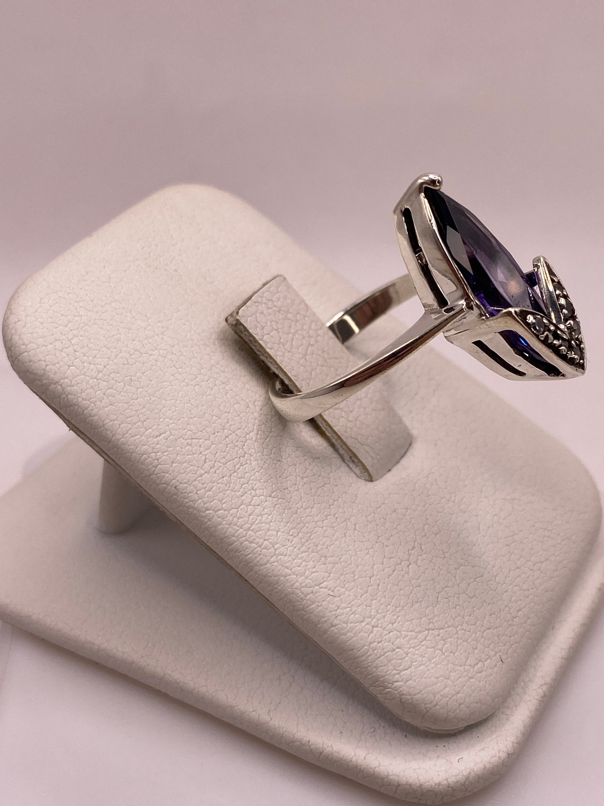 Vista lateral del anillo elegancia morado mostrando la banda texturada de plata
