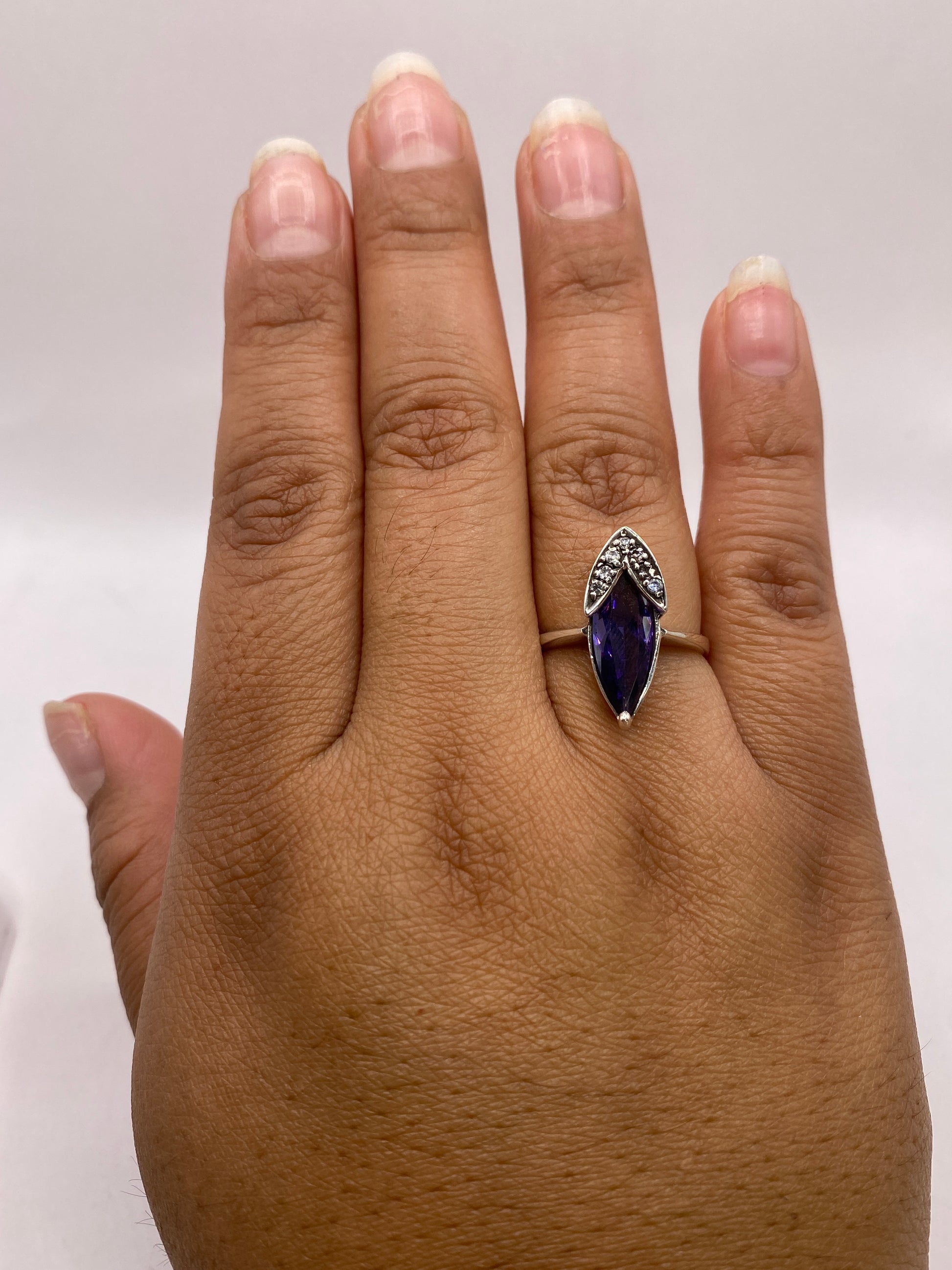 Anillo en dedo mostrando sello .925 en la banda interna