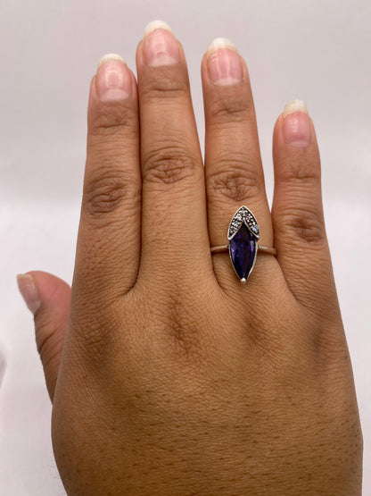 Anillo en dedo mostrando sello .925 en la banda interna