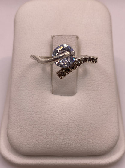 Anillo solitario de plata con circonia blanca engastada a mano en la mano de una mujer