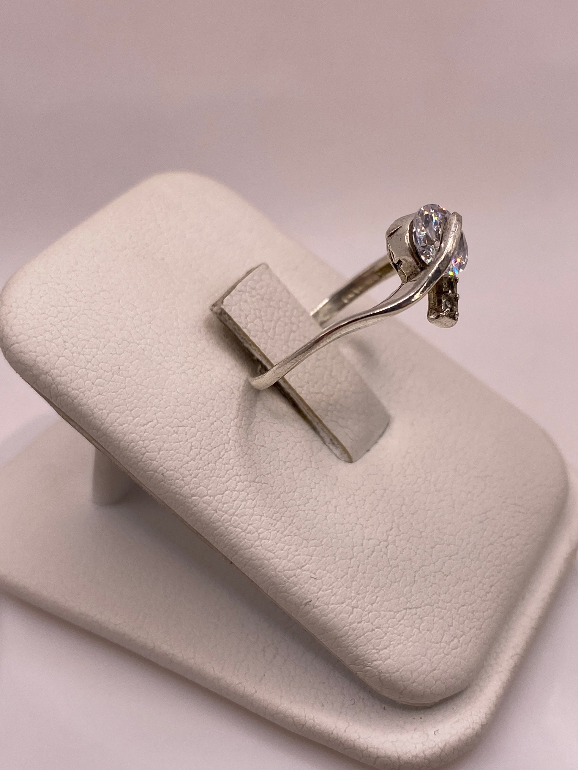 Anillo de plata .925 solitario visto desde el costado mostrando el perfil del engaste