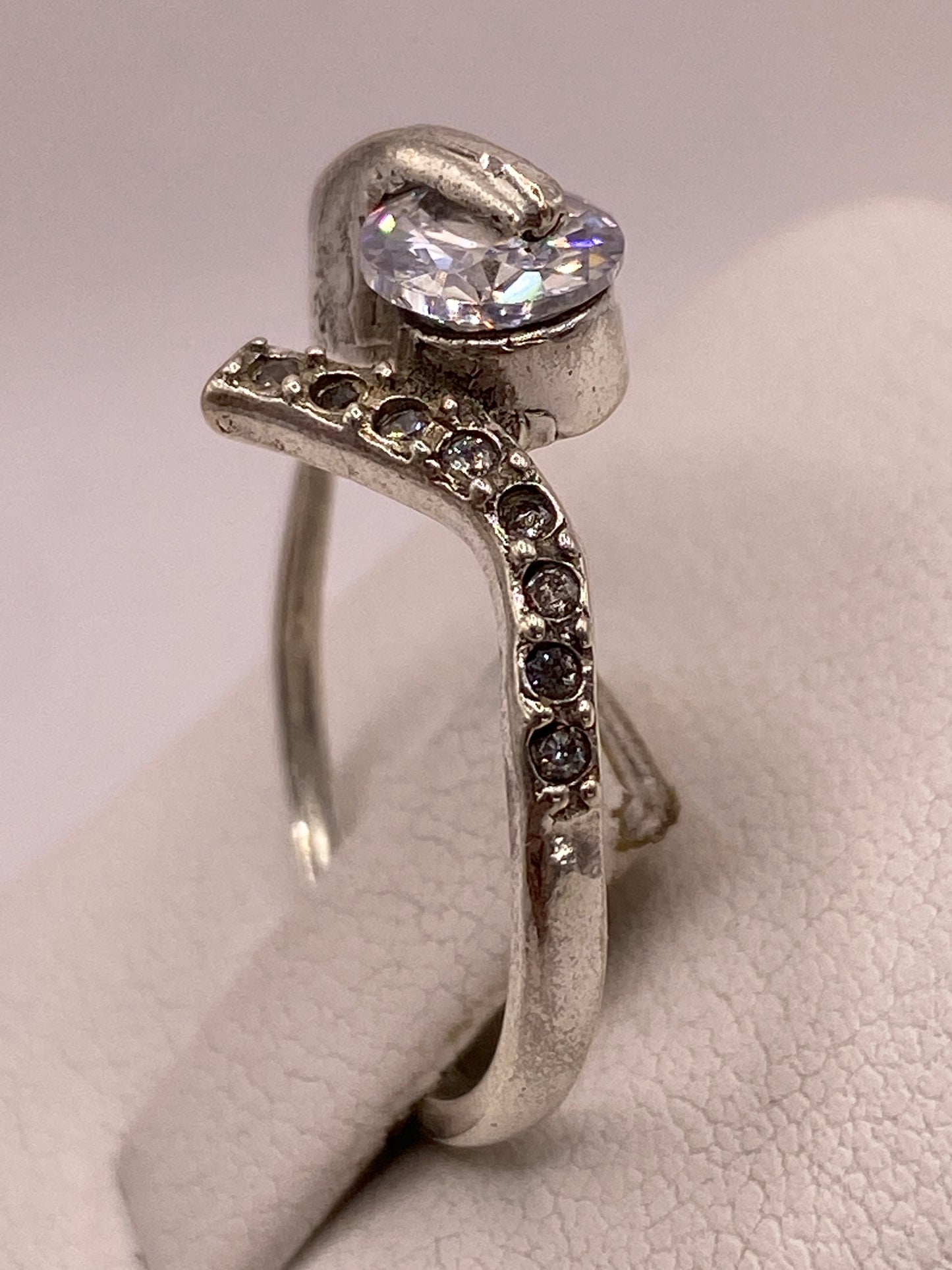 Detalle del engaste a mano en plata de Taxco con circonia blanca brillante