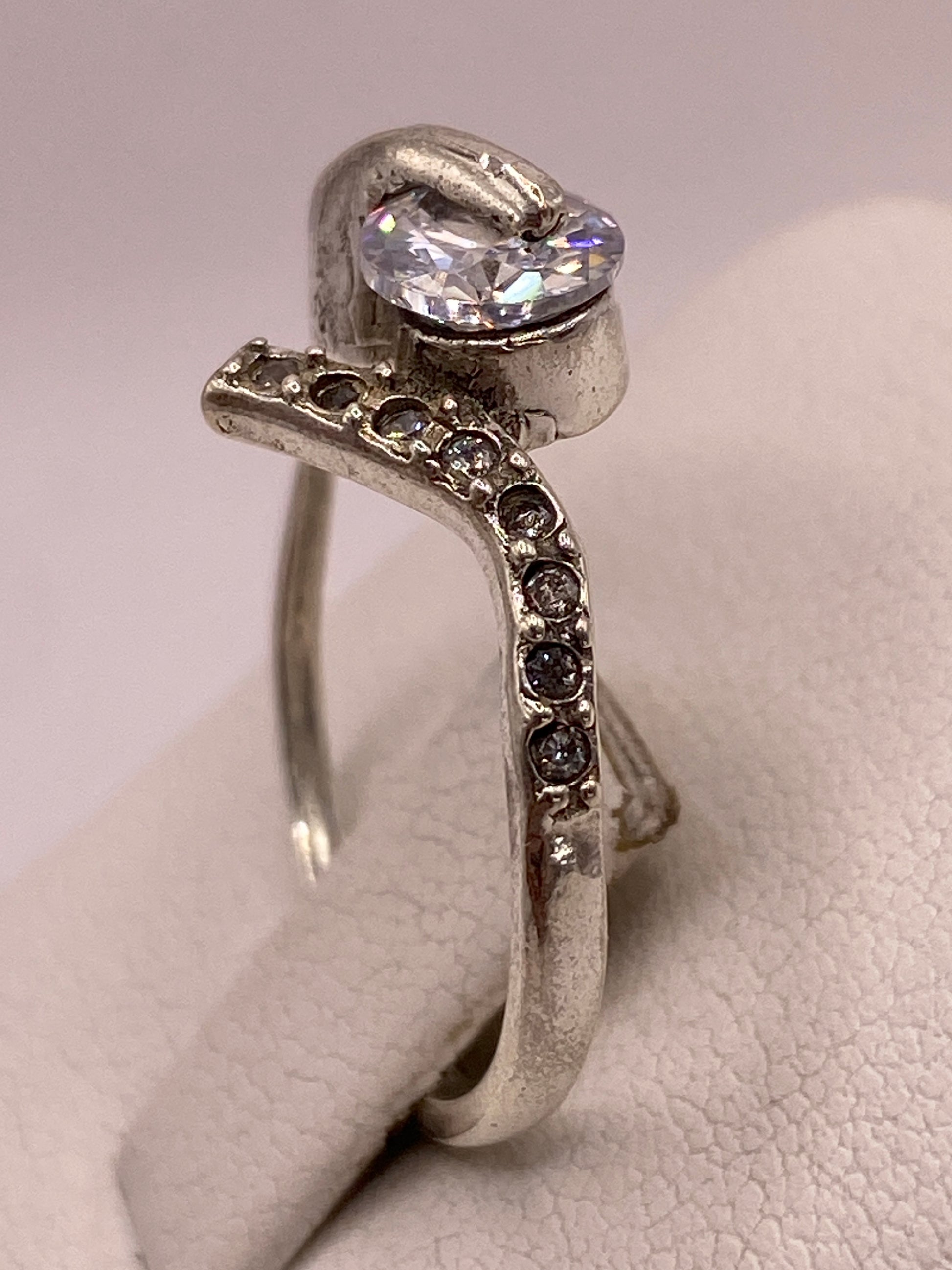 Detalle del engaste a mano en plata de Taxco con circonia blanca brillante