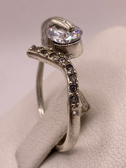 Detalle del engaste a mano en plata de Taxco con circonia blanca brillante