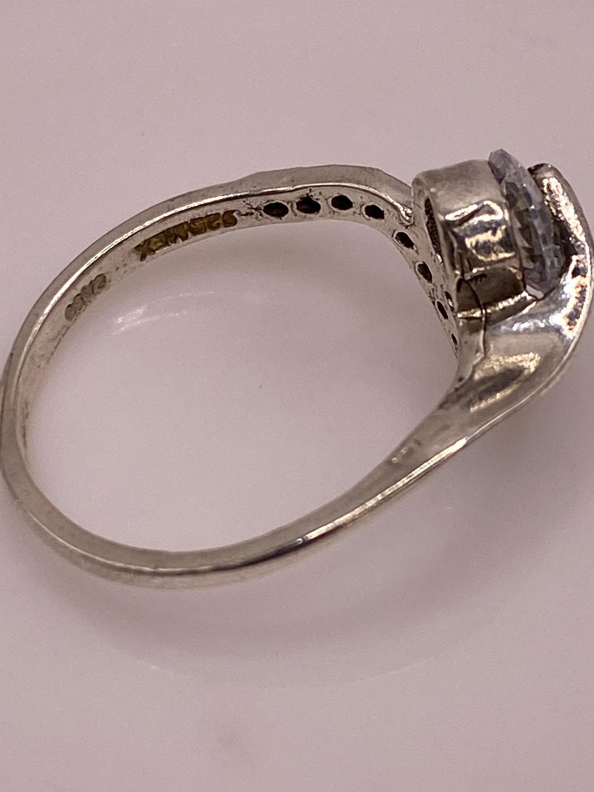 Anillo solitario sobre balanza mostrando peso de 2.3 gramos y marca de autenticidad
