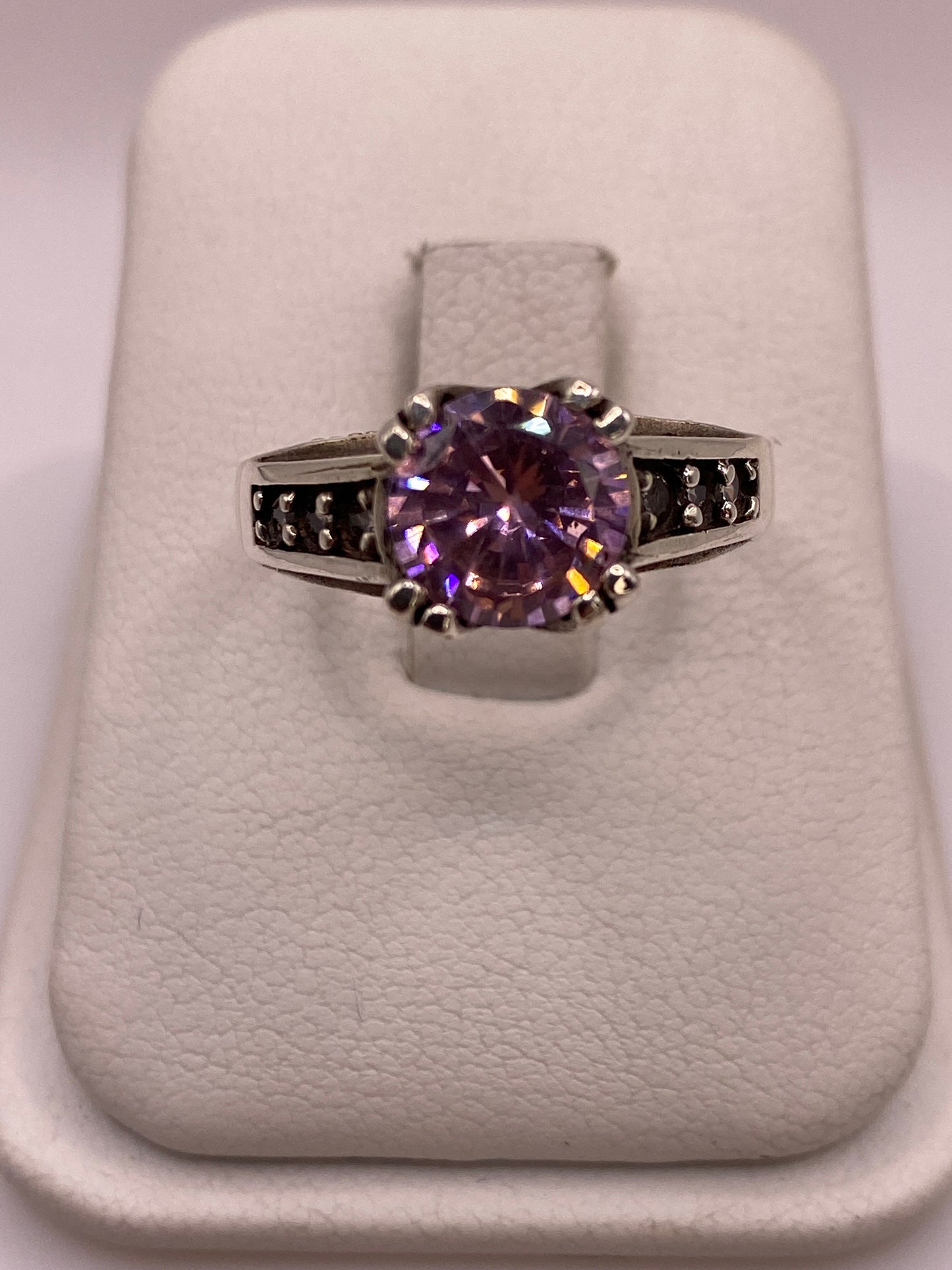 Anillo solitario de plata .925 con banda clásica pulida al espejo en talla 8