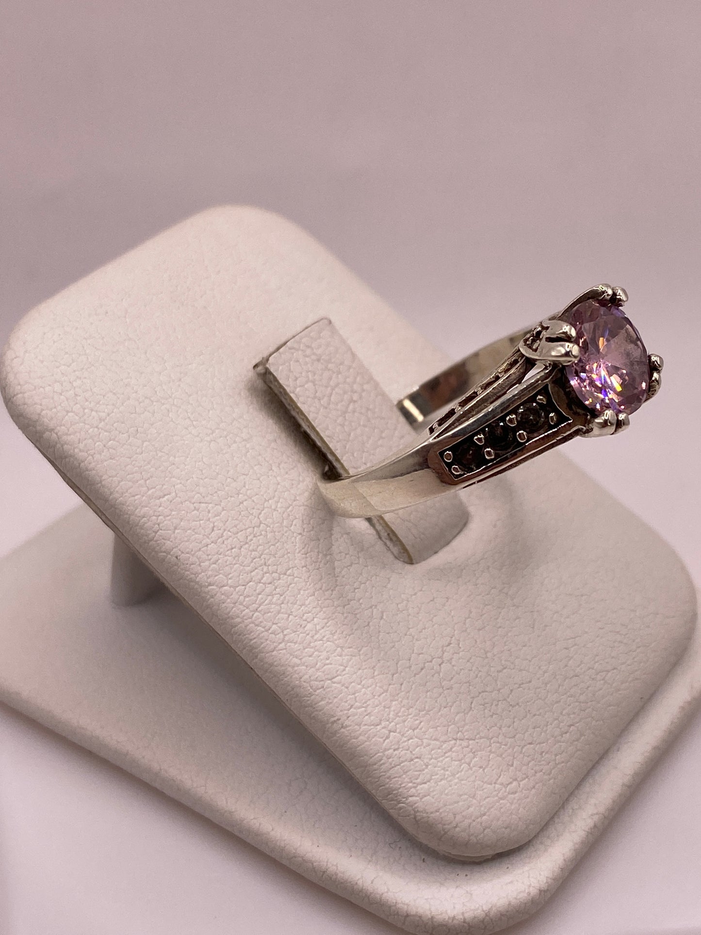 Vista frontal del anillo elegante de plata pura mostrando el brillo uniforme de la banda