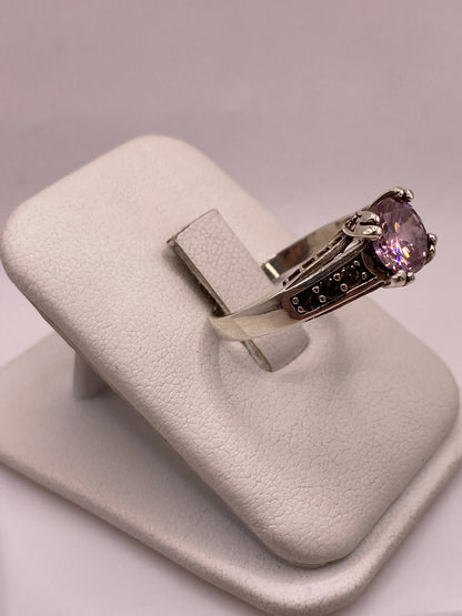 Vista frontal del anillo elegante de plata pura mostrando el brillo uniforme de la banda