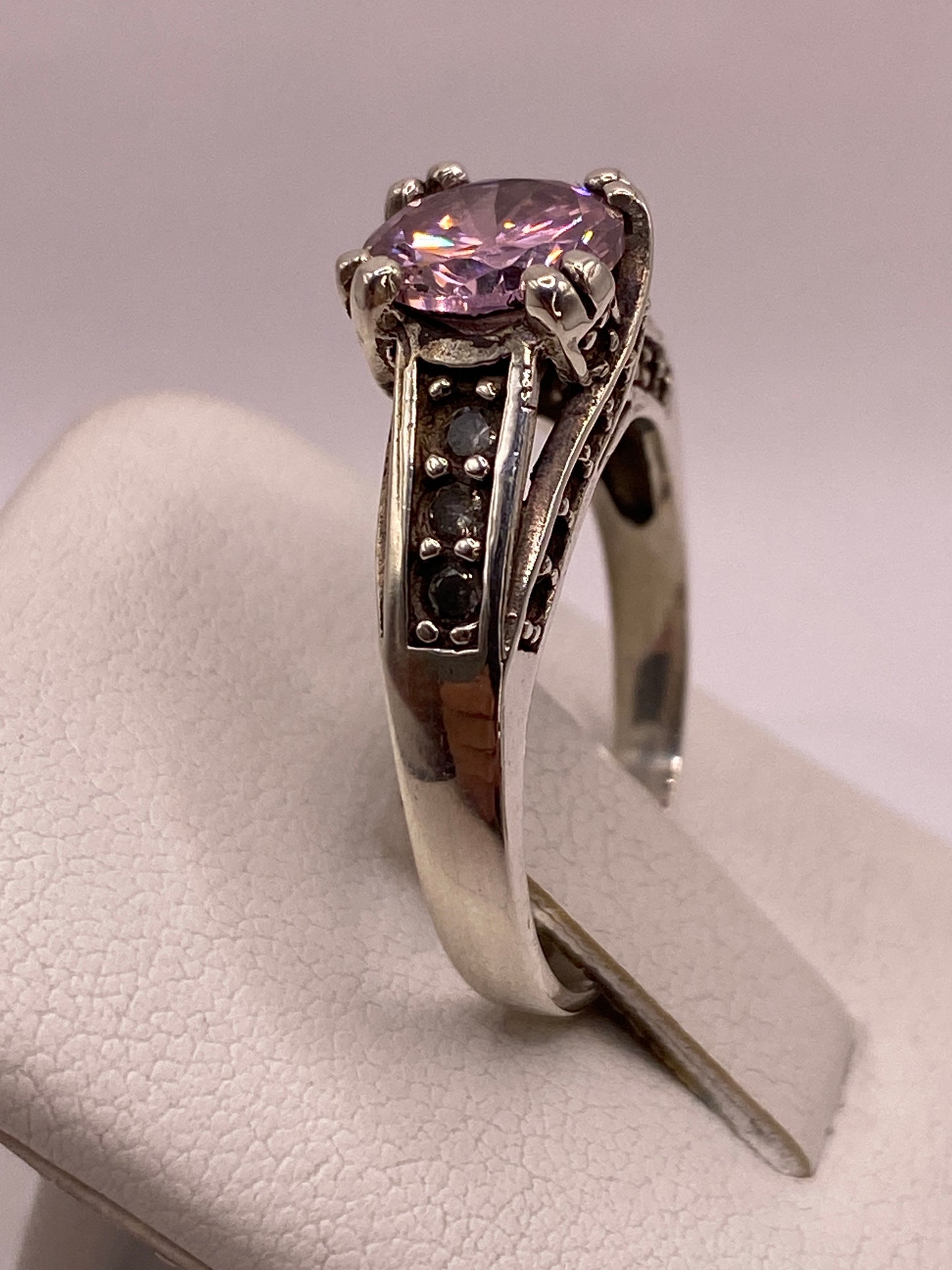 Detalle lateral del anillo solitario en plata .925 con sello México visible en la banda