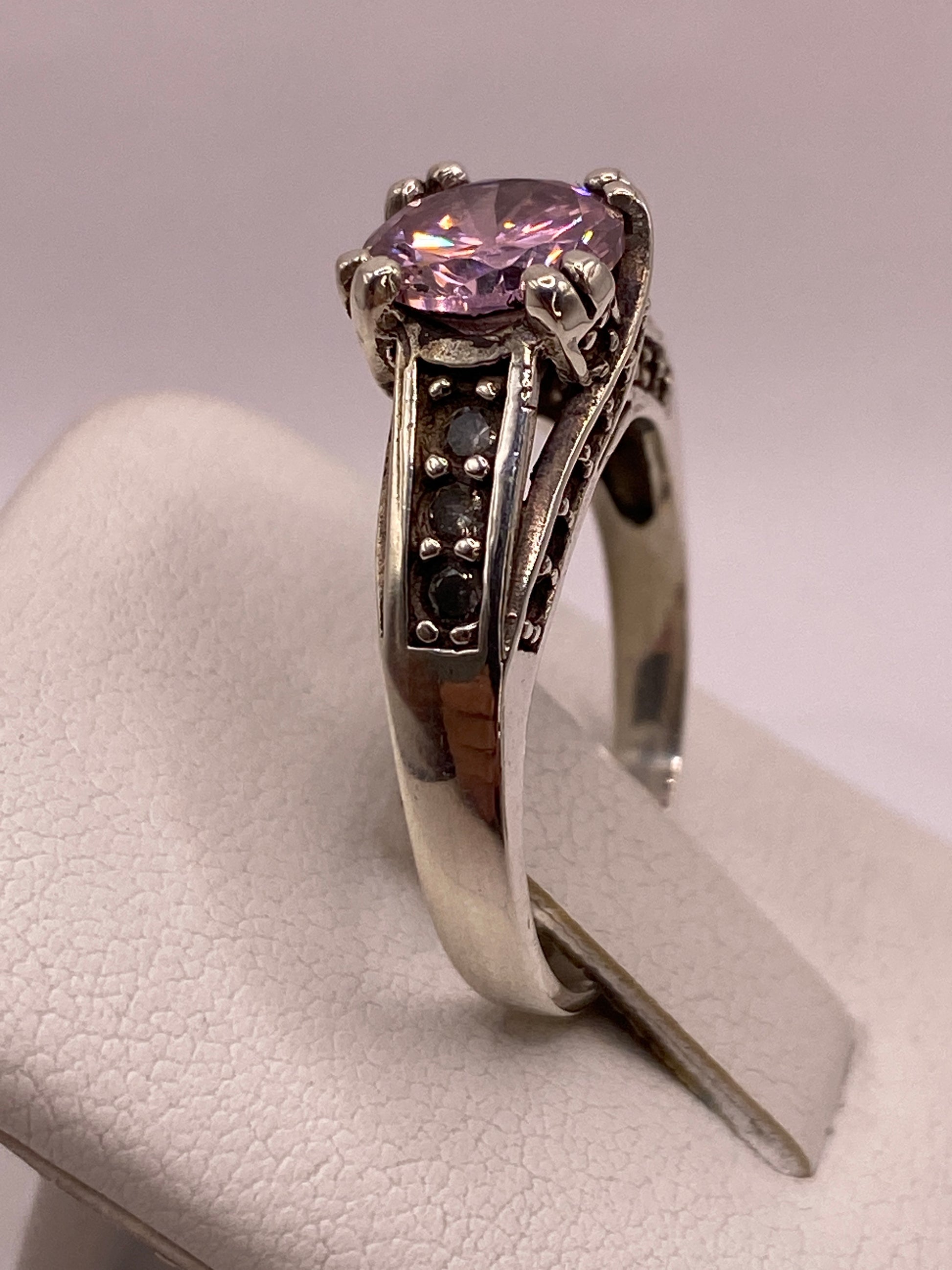 Detalle lateral del anillo solitario en plata .925 con sello México visible en la banda