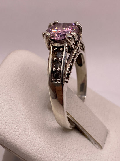 Detalle lateral del anillo solitario en plata .925 con sello México visible en la banda