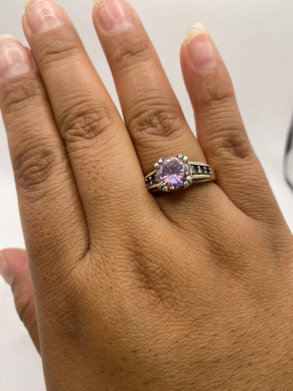 Anillo clásico de plata en mano de mujer, demostrando el ajuste cómodo y discreto