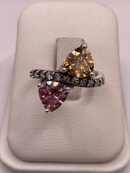 Anillo de plata cóctel con circonias ámbar y violeta en la mano de una mujer