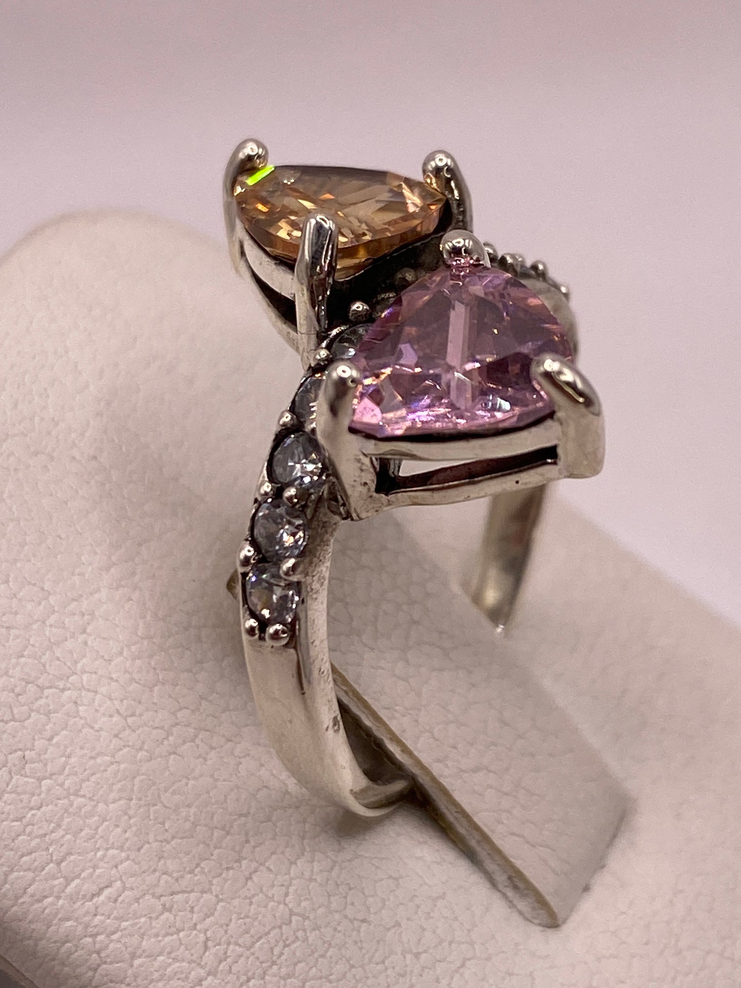 Anillo de plata .925 con engaste a mano en Taxco visto desde el lateral