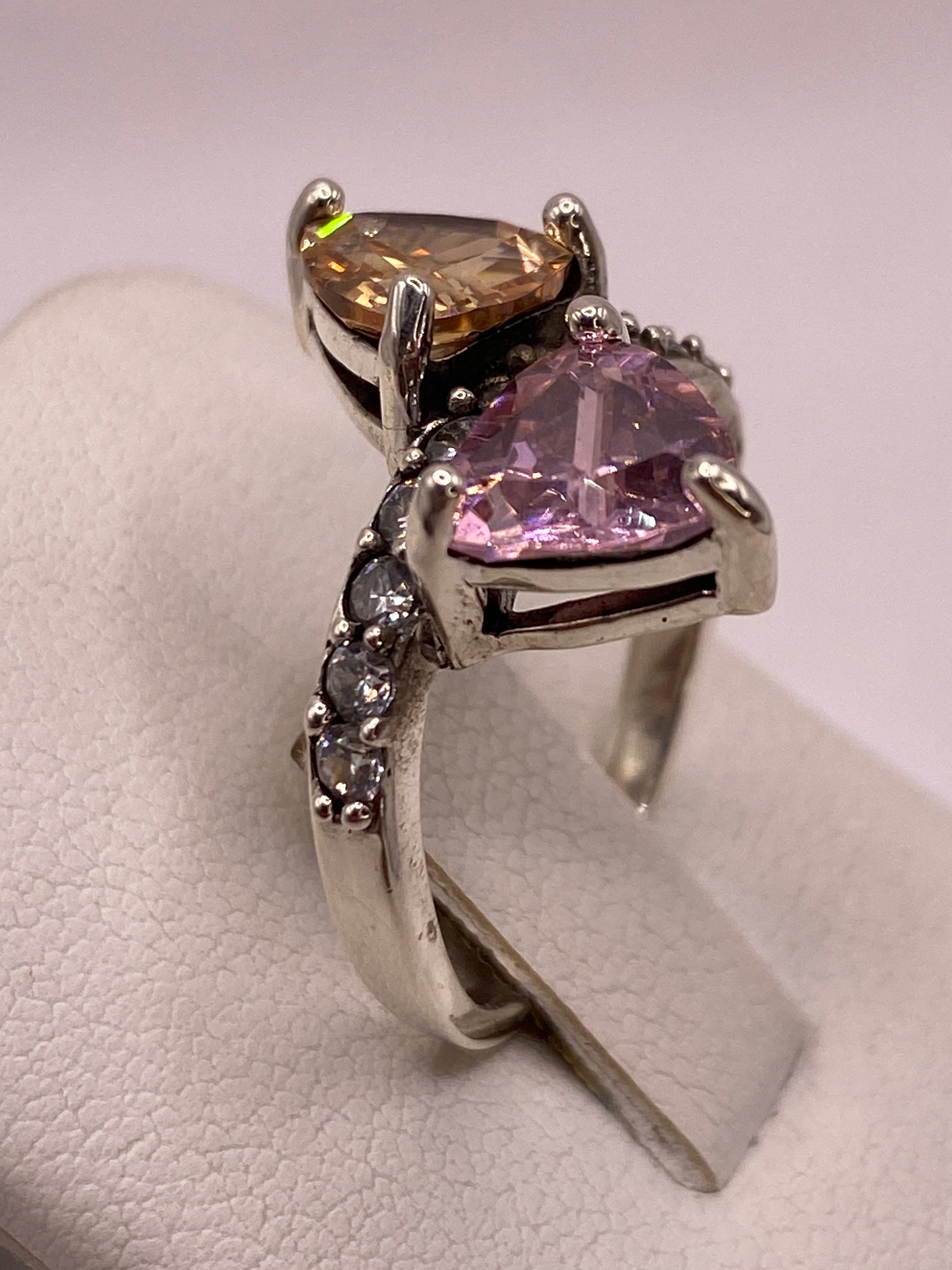 Anillo de plata .925 con engaste a mano en Taxco visto desde el lateral
