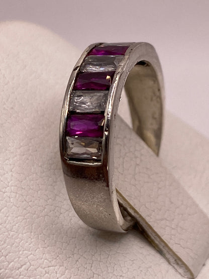 Detalle lateral del anillo mostrando el acabado pulido de la plata .925