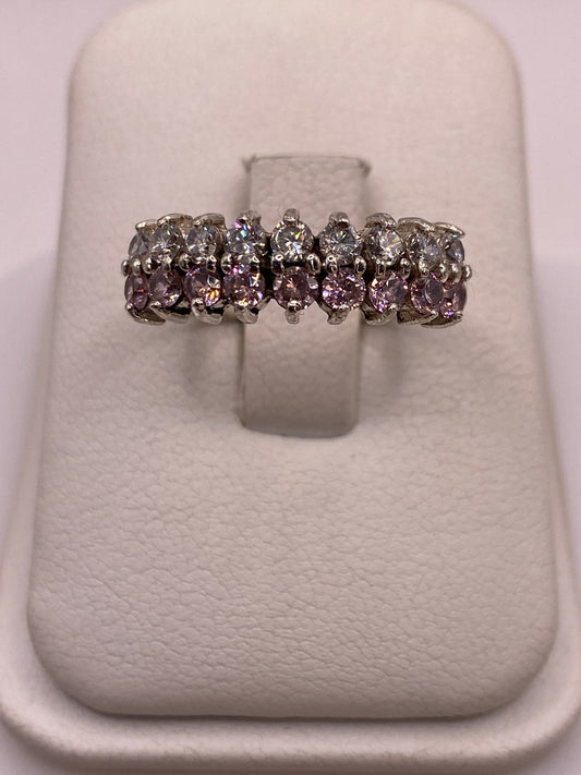 Anillo de plata .925 con 7 circonias blancas y lila graduadas en la mano de una mujer