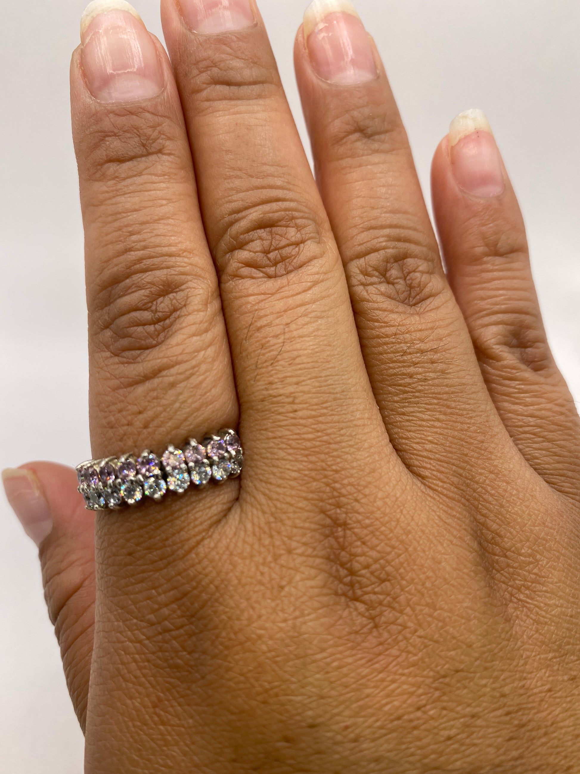 Anillo sobre fondo blanco mostrando el sello .925 MEXICO en la banda interior