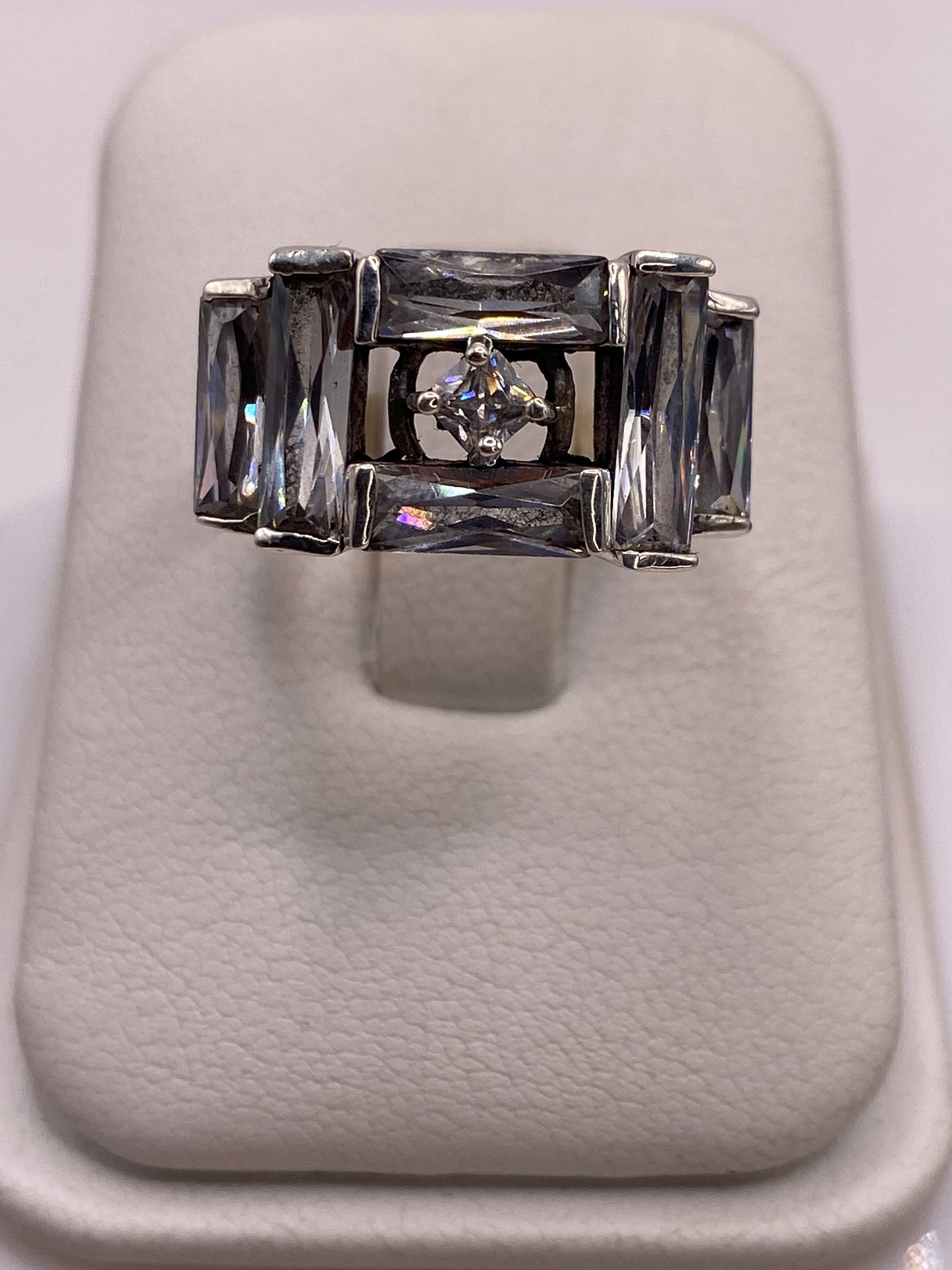 Anillo de plata solitario con circonia blanca grande en engaste bezel sobre fondo blanco