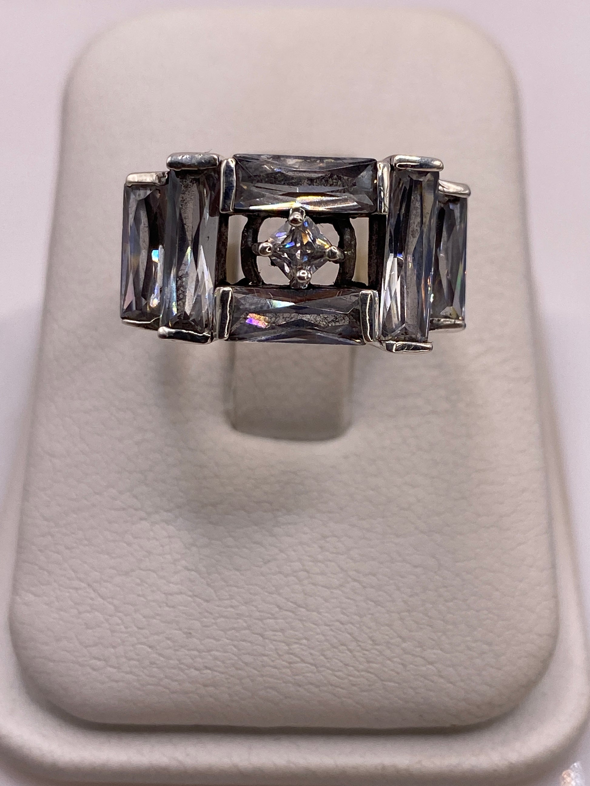 Anillo de plata solitario con circonia blanca grande en engaste bezel sobre fondo blanco