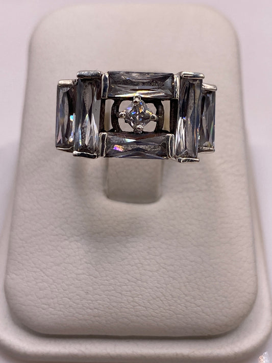 Anillo de plata solitario con circonia blanca grande en engaste bezel sobre fondo blanco