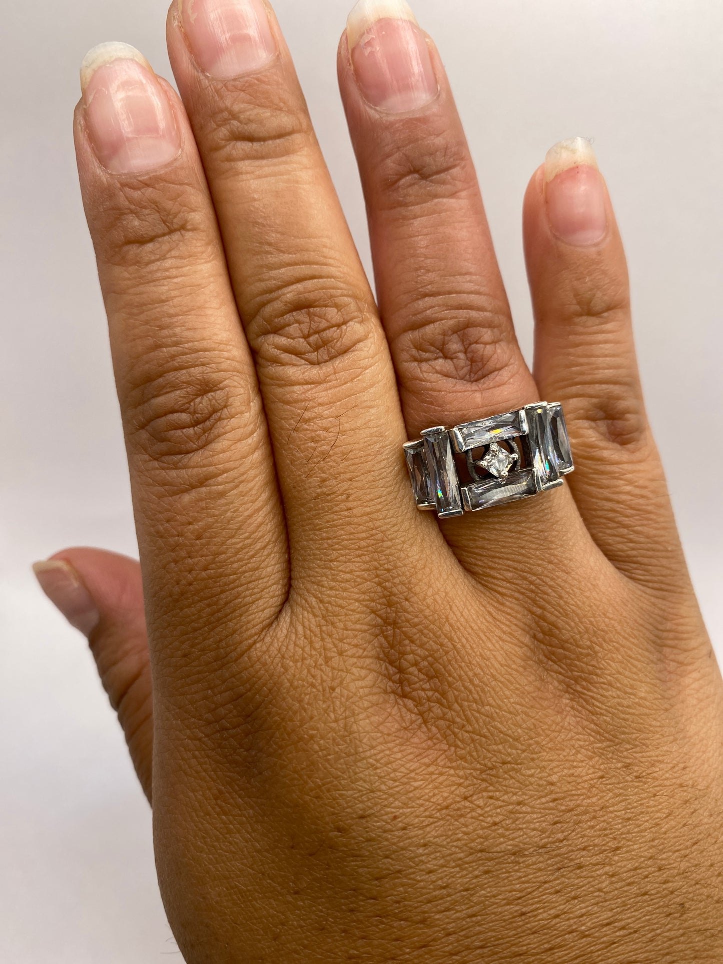 Anillo solitario en la mano de una mujer mostrando presencia y brillo de la piedra