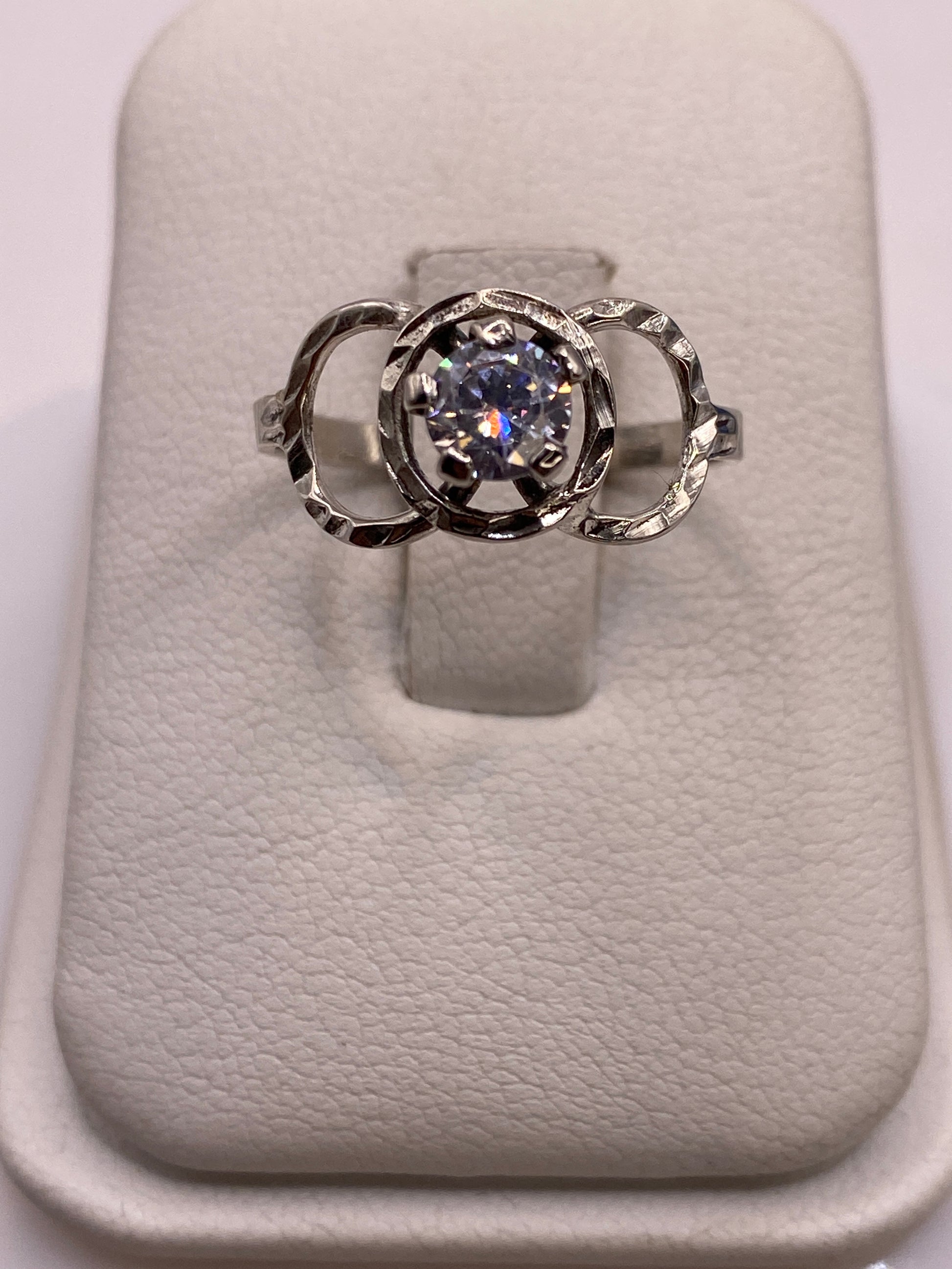 Anillo solitario de plata .925 con circonia blanca brillante en estuche de presentación