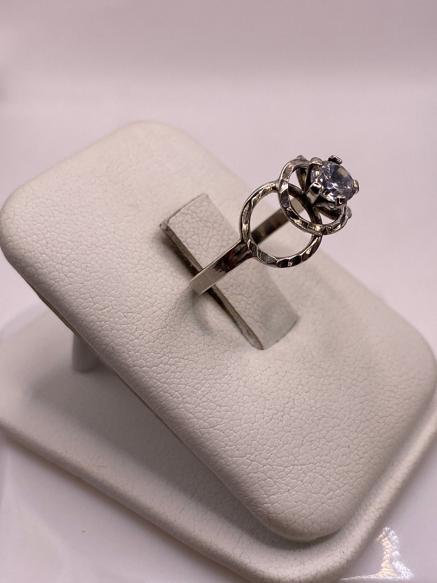 Vista frontal del anillo mostrando la piedra circonia con fuego tipo diamante